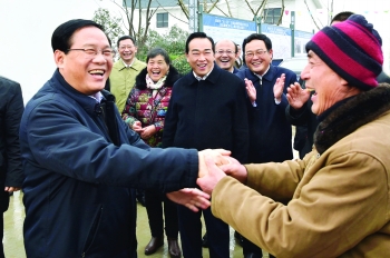 2月3日，春節(jié)后上班第一天，省委書記李強(qiáng)來(lái)我市基層走訪調(diào)研，看望鹽城“6.23”特大龍卷風(fēng)冰雹災(zāi)害受災(zāi)群眾。.jpg